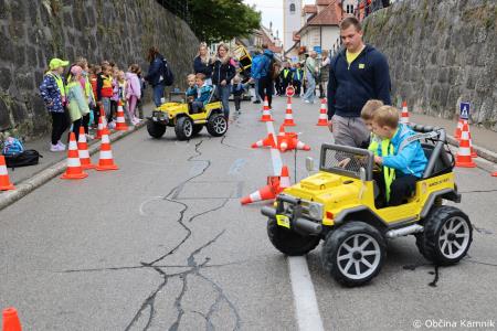 Otroci kamniških šol in vrtcev rajali na Glavnem trgu in se učili o trajnostni mobilnosti (61)